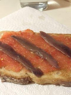 Una foto de Tostada rápida de tomate, anchoas y aceite de oliva