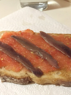 Una foto de Tostada rápida de tomate, anchoas y aceite de oliva