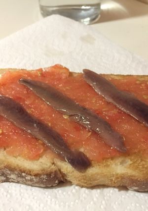 Una foto de Tostada rápida de tomate, anchoas y aceite de oliva