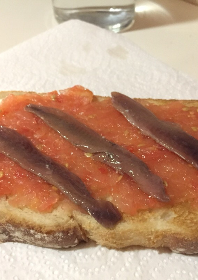 Una foto de Tostada rápida de tomate, anchoas y aceite de oliva