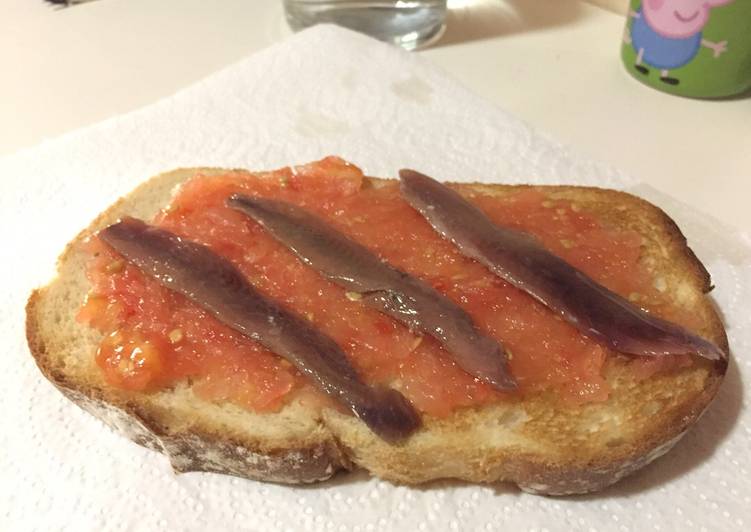 Tostada rápida de tomate, anchoas y aceite de oliva