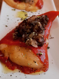 Una foto de Pimientos piquillo rellenos de provolone con morcilla y manzana