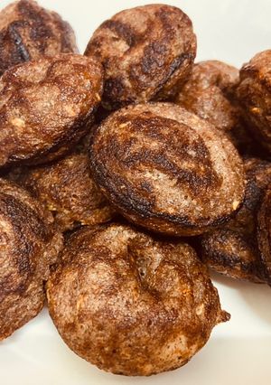 A picture of Red raw rice unniyappam.