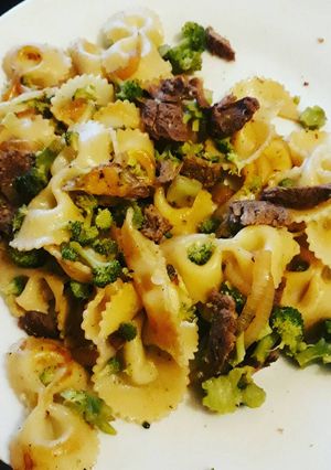 Una foto de Pastas con brócoli y carne 🌟🌟🌟🌟🌟