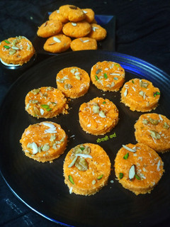 नारियल बर्फी (nariyal barfi recipe in Hindi) रेसिपी मुख्य फोटो
