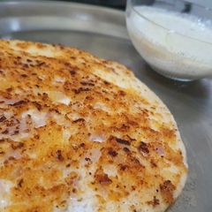 A picture of Onion Podi Uttapam.