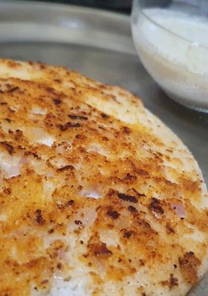 A picture of Onion Podi Uttapam.