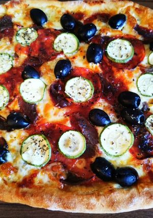 O poză a rețetei Pizza cu blat subțire și margini cheese bites.
