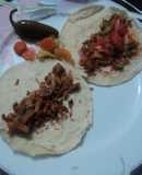 Taquitos de chicharrón de cerdo con salsa tosca ranchera y encurtidos bañados con pulque las Correa