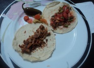 Una foto de Taquitos de chicharrón de cerdo con salsa tosca ranchera y encurtidos bañados con pulque las Correa