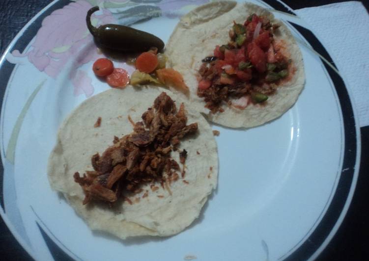 Taquitos de chicharrón de cerdo con salsa tosca ranchera y encurtidos bañados con pulque las Correa