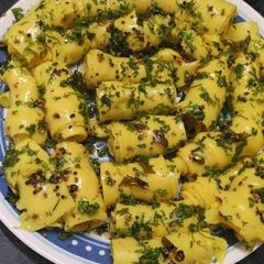 A picture of Khandvi.