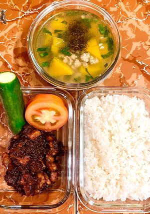 Hình của món Cơm ngon nhà Huý 🏡: Mắm ruốc xào thịt sả ớt - Canh bí đỏ.