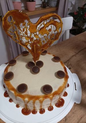 Sós karamellás torta recept fotója