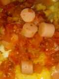 Polenta con salsa y salchichas vegetarianas