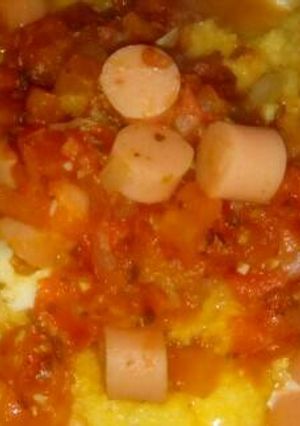 Una foto de Polenta con salsa y salchichas vegetarianas