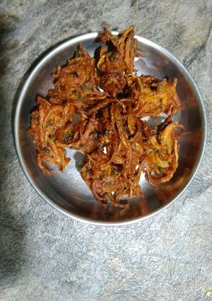 कांदा भजी (kanda bhaji recipe in marathi) रेसिपी चे मुख्य फोटो 