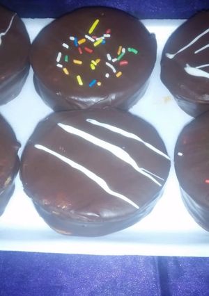 Una foto de Alfajores de chocolate 😋