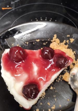 A picture of Vanilla cheesecake with cherry 🍒 topping.