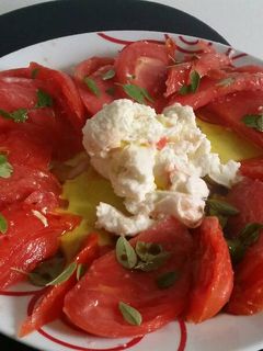 Une photo de Salade tomate mozza basilic