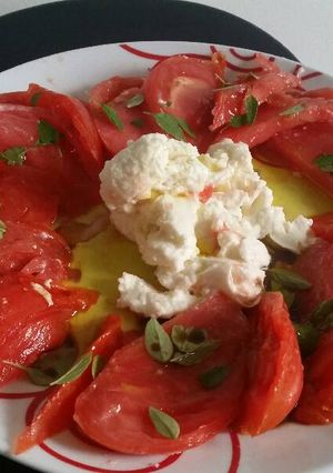 Une photo de Salade tomate mozza basilic