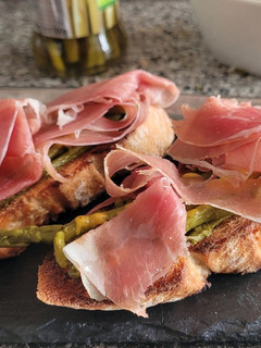 Una foto de Tostadas con espárragos de bote y jamón serrano