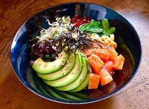 Hình của món Poke Bowl Cá Hồi Xông Khói & Rau Củ Quả.