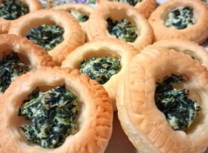 Foto di ​🥐 Mini Rustici Ricotta e Spinaci: Ricetta Facile con Pasta Sfoglia 🌸