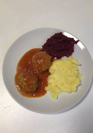 Zdjęcie przepisu Pulpety z marchewką i pietruszką w sosie pomidorowym.