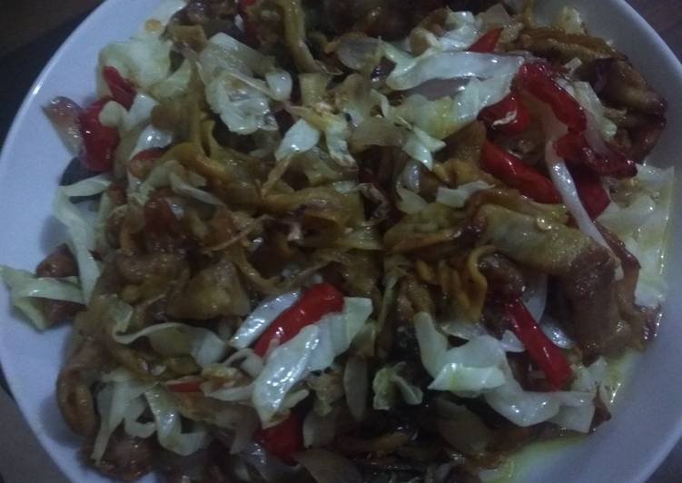 Cara Menyiapkan Tumis Kol dengan usus ayam goreng yang nikmat