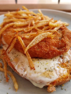 Una foto de Librito de pollo relleno de jamón serrano y gruyère