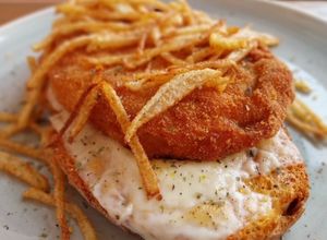 Una foto de Librito de pollo relleno de jamón serrano y gruyère