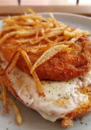 Una foto de Librito de pollo relleno de jamón serrano y gruyère