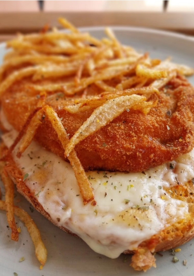 Una foto de Librito de pollo relleno de jamón serrano y gruyère