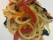 Una foto de pasta de colores italiana