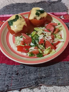 Una foto de Tomates rellenos con carne molida 🍅🍅🍅