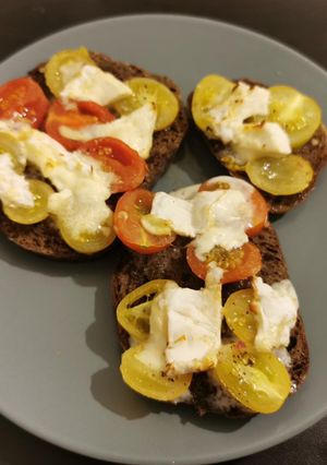 Une photo de Bruschetta au chèvre frais à l’air fryer