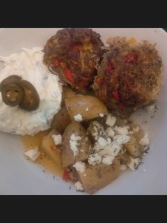 Φωτογραφία της συνταγής Μπιφτέκια με ενσωματωμένες πατάτες & λεμονάτες baby 🥔🍋