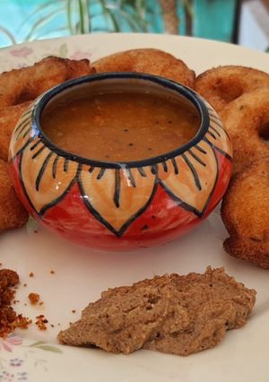 सांबर वड़ा (sambar vada recipe in Hindi) रेसिपी मुख्य फोटो