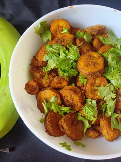 કાચા કેળા નું શાક (Raw Banana Shak Recipe In Gujarati) રેસીપી મુખ્ય ફોટો
