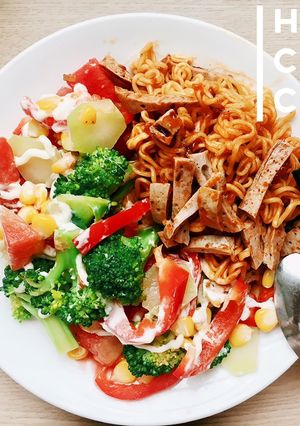 Hình của món Mì trộn + Salad rau củ.