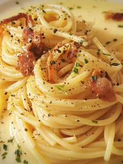 Una foto de Espaguetis a la Carbonara versión italiana
