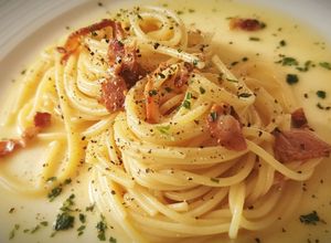 Foto principal de Espaguetis a la Carbonara versión italiana