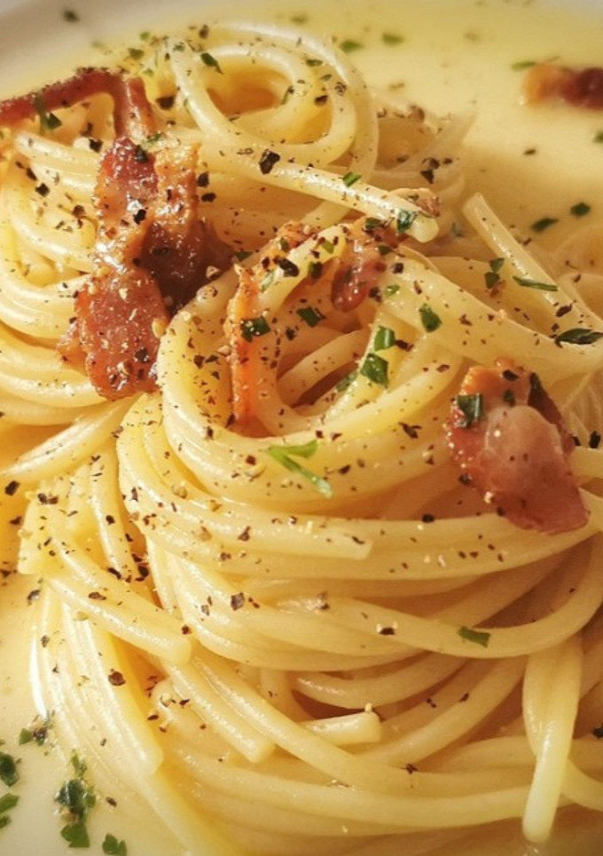 Una foto de Espaguetis a la Carbonara versión italiana
