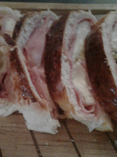 Una foto de Pan de queso, relleno de jamón, queso dambo y aceitunas