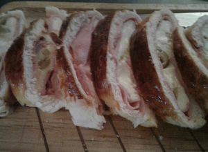 Una foto de Pan de queso, relleno de jamón, queso dambo y aceitunas