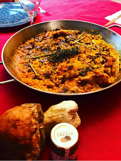 Una foto de Arroz campero de pollo,boletus, trigueros y ajetes con trufa