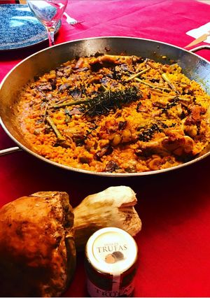 Una foto de Arroz campero de pollo,boletus, trigueros y ajetes con trufa