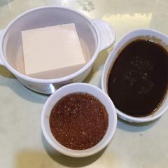 A picture of Taho with Tapioca pearls and syrup.