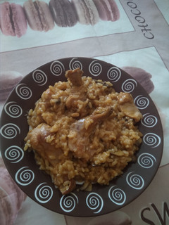 Una foto de Arroz meloso con conejo y champiñones portobello